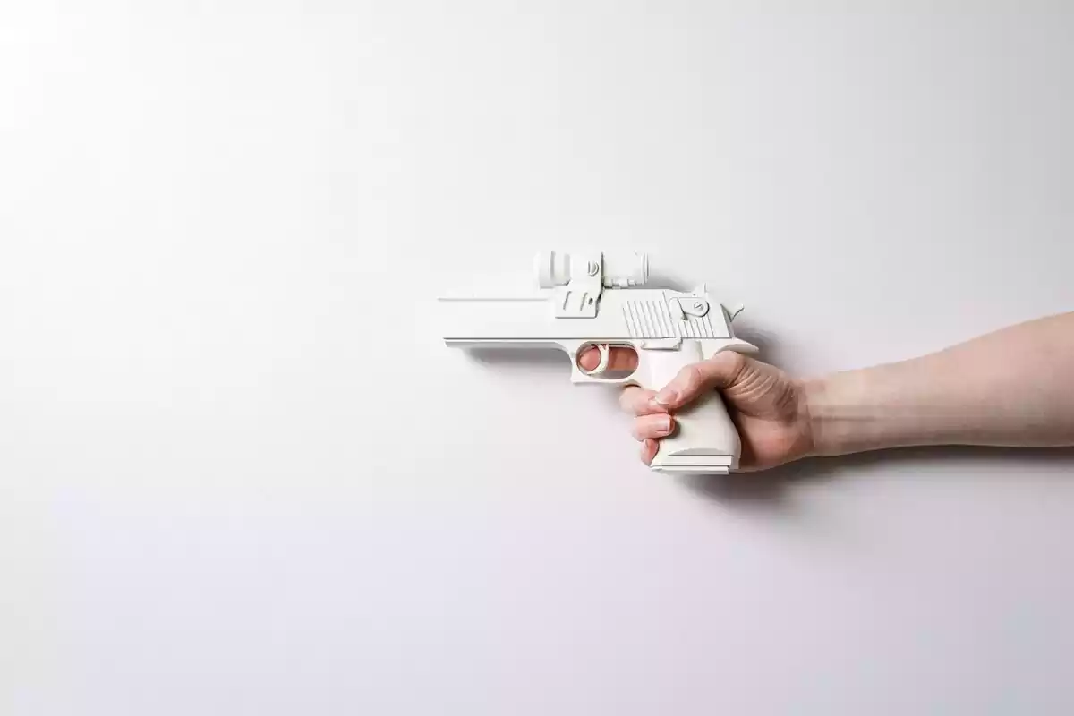 Arma de juguete en las manos de una persona