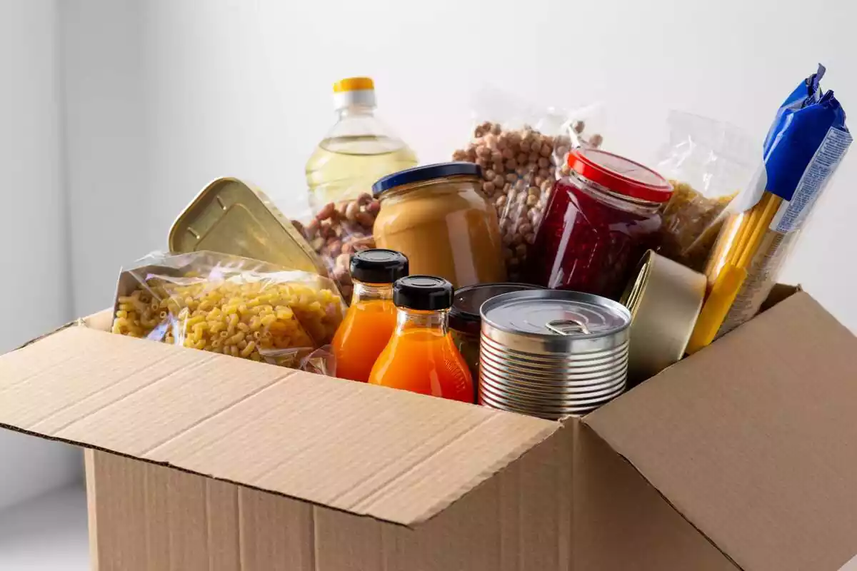 Caja llena de comida para donar
