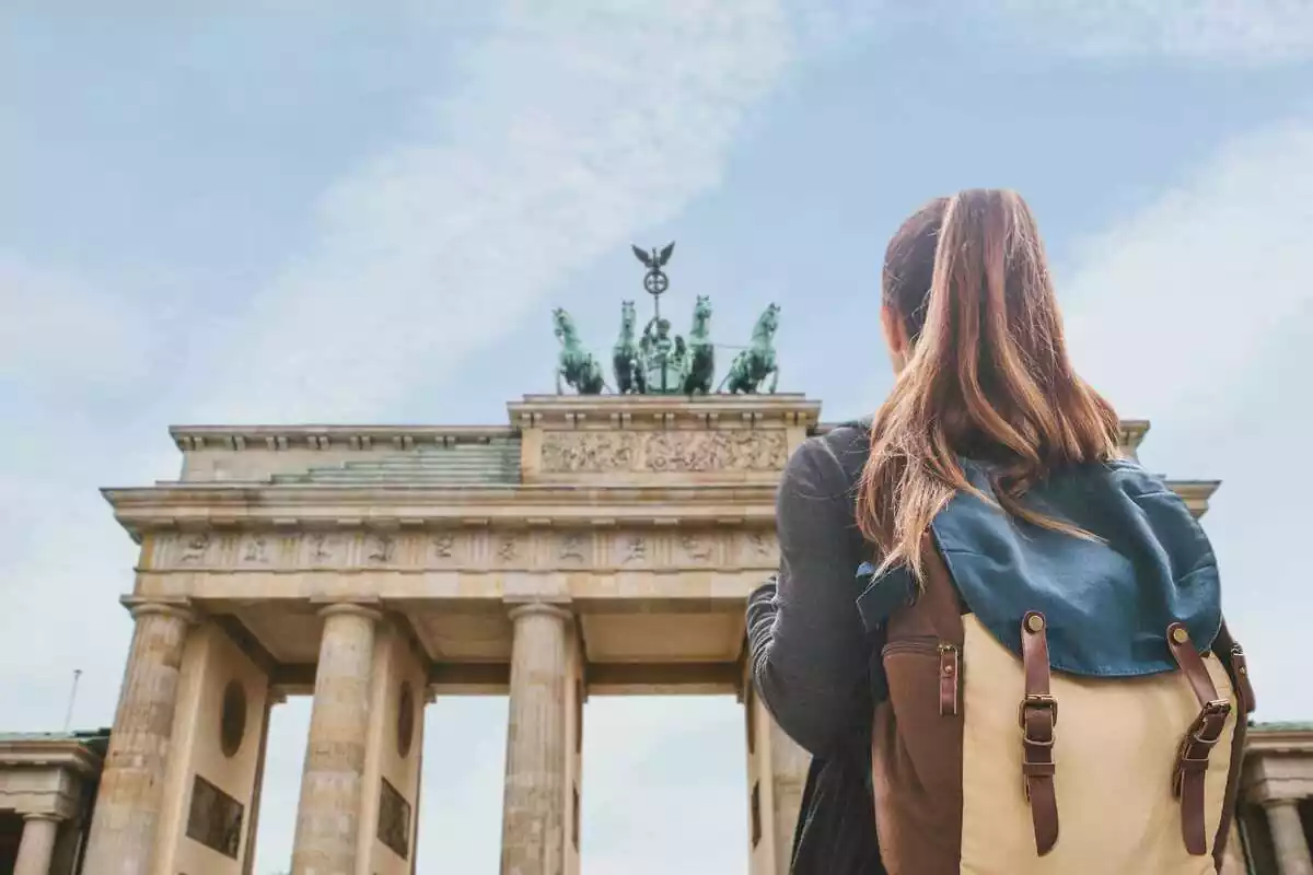 Chica mirando un monumento en Berlín
