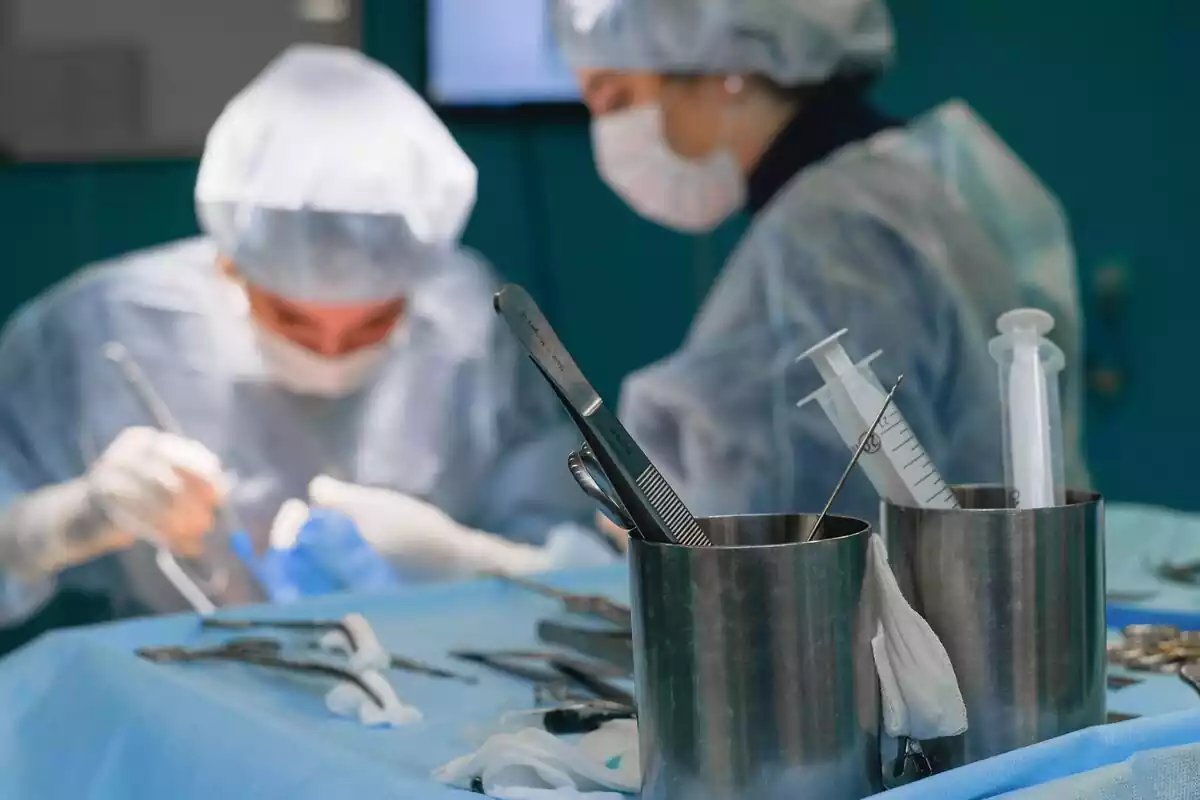 dos cirujanas operando en un quirófano