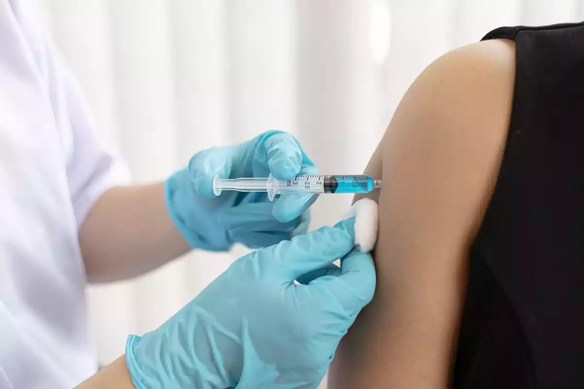 Enfermero vacunando el brazo de un paciente