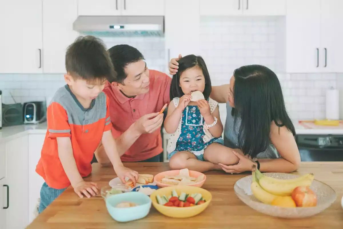Familia asiática comiendo