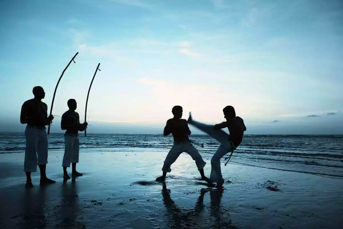 La danza capoeira al lado del mar