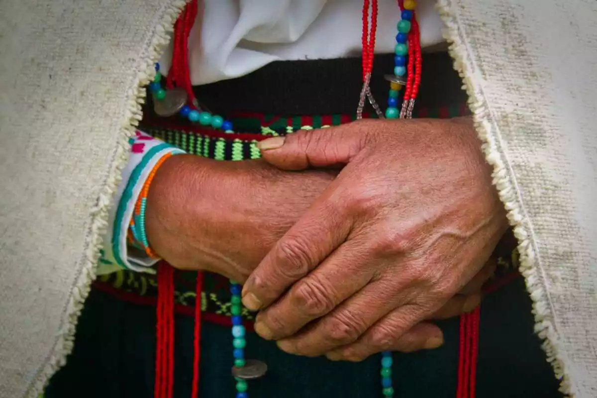 Manos de un indígena de Ecuador