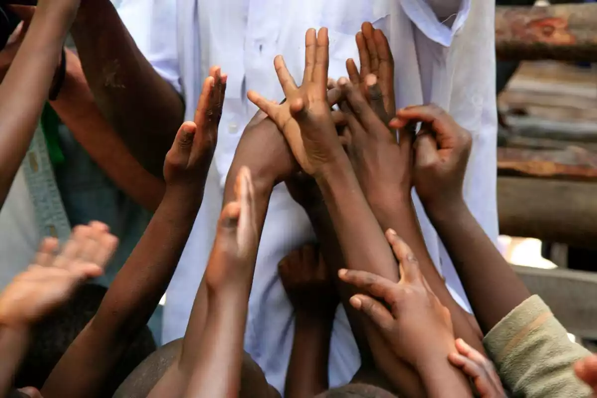 Niños africanos levantando los brazos