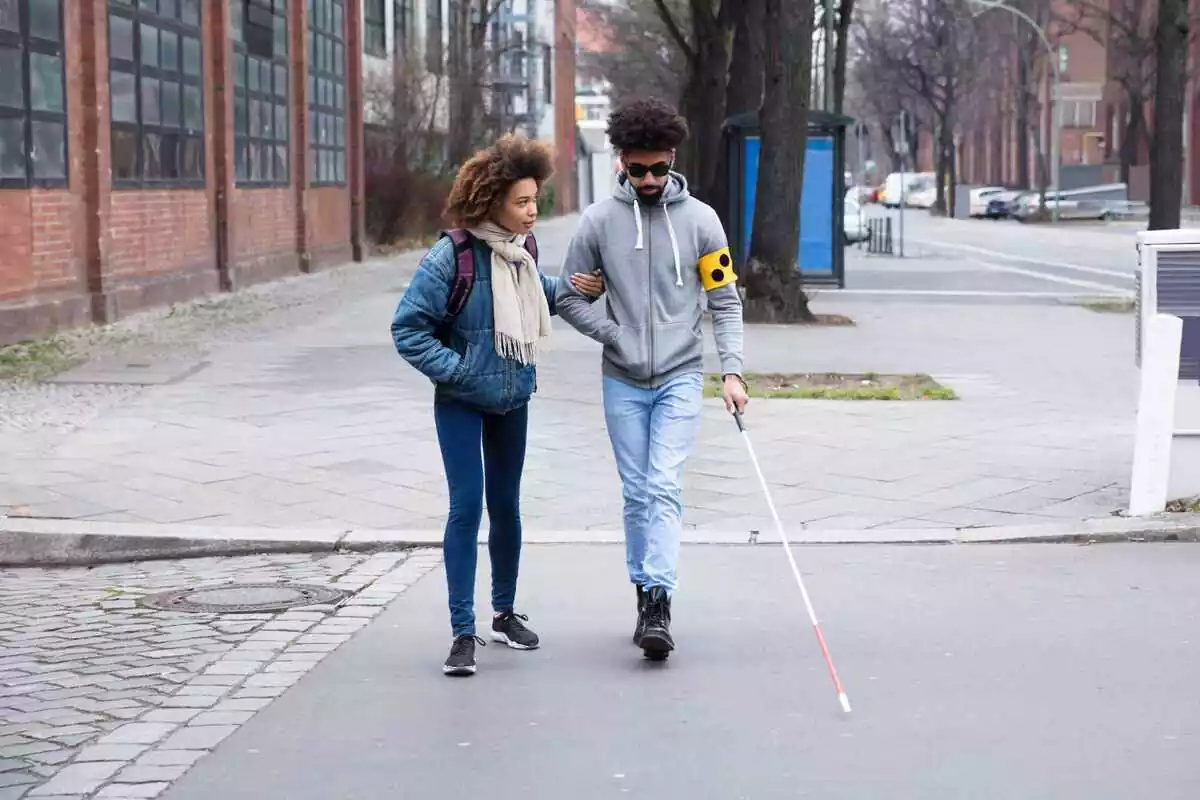 Persona ciega andando por la calle