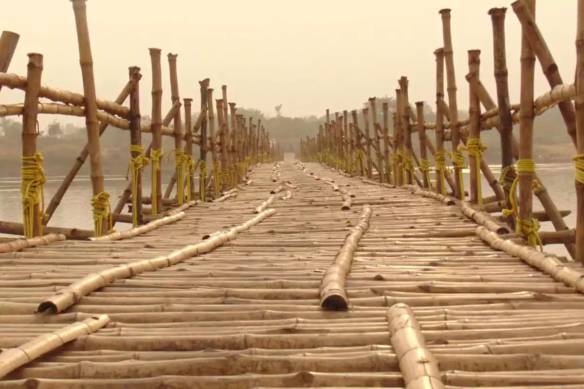 Puente largo hecho de bambú