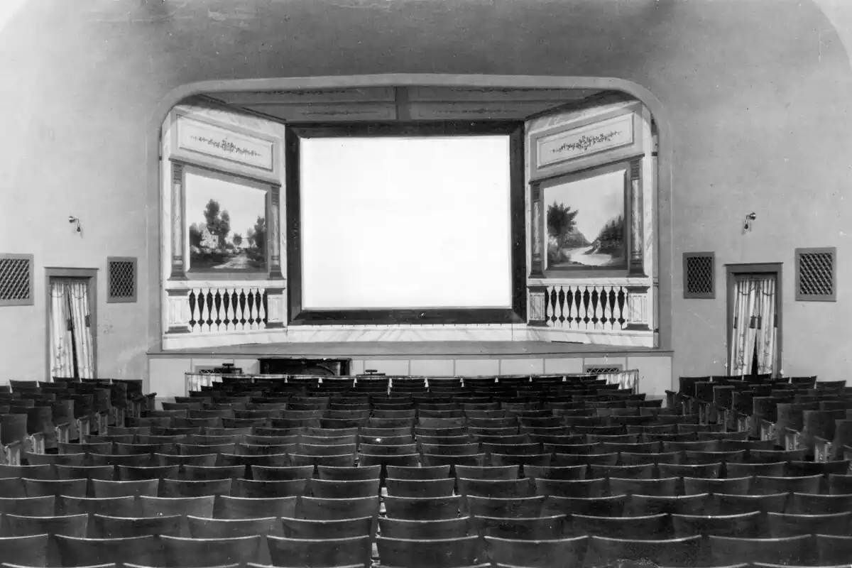 Sala de cine antigua en un formato blanco y negro