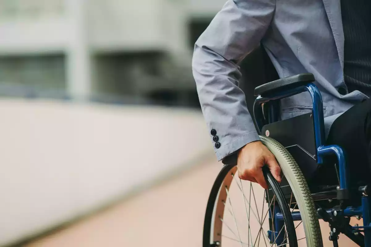 Un hombre en sillas de ruedas
