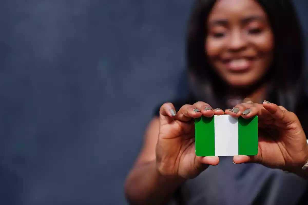Mujer sujetando una bandera de Nigeria