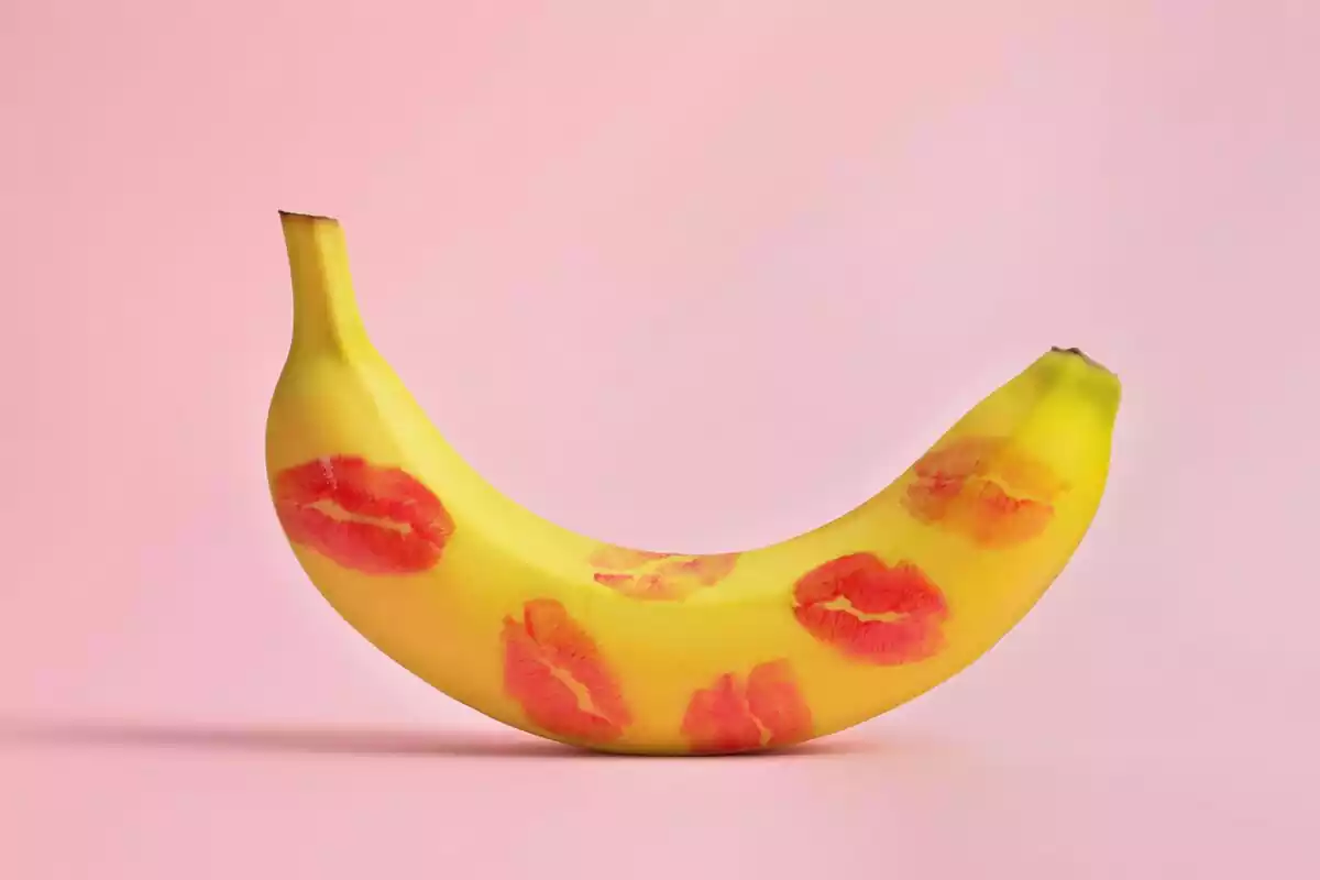 Un plátano lleno de besos